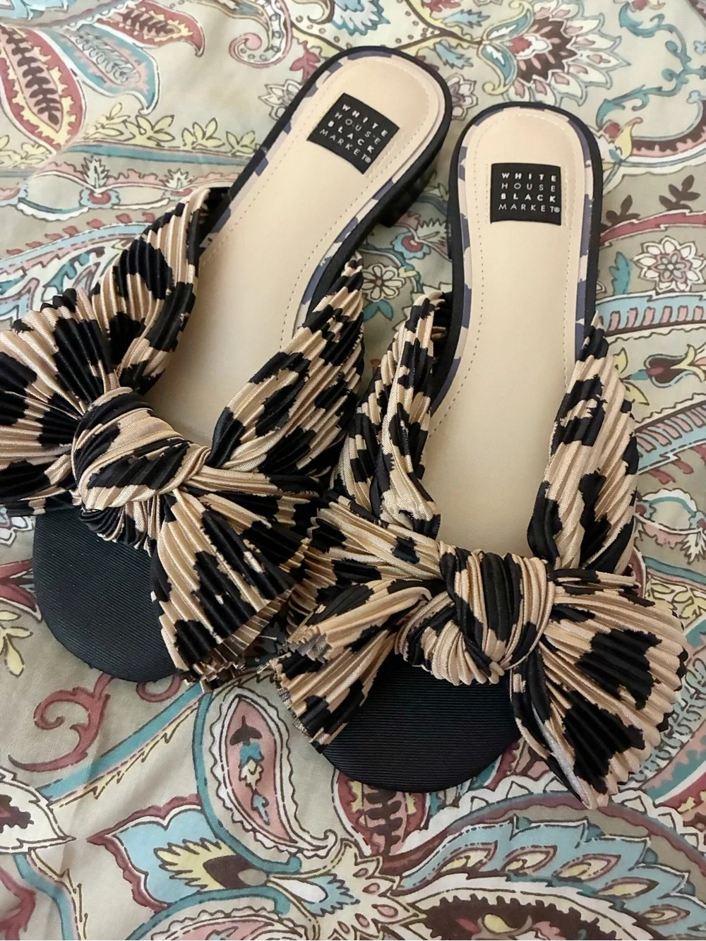 ( nwot ) White House Black Market Black and Tan Slides